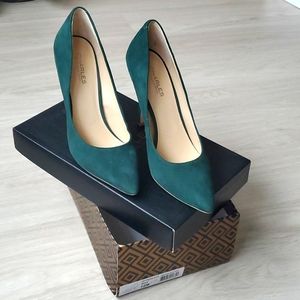 Charles David- NEW NEVER WORN-  Suede Emerald Green 4 inch heels